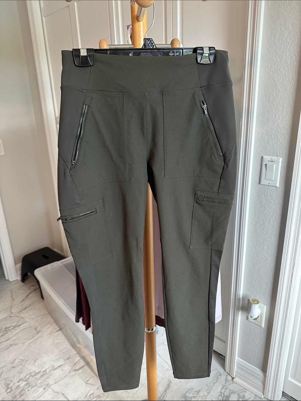 Athleta Headlands Hybrid Cargo Tight Dark Olive size 8